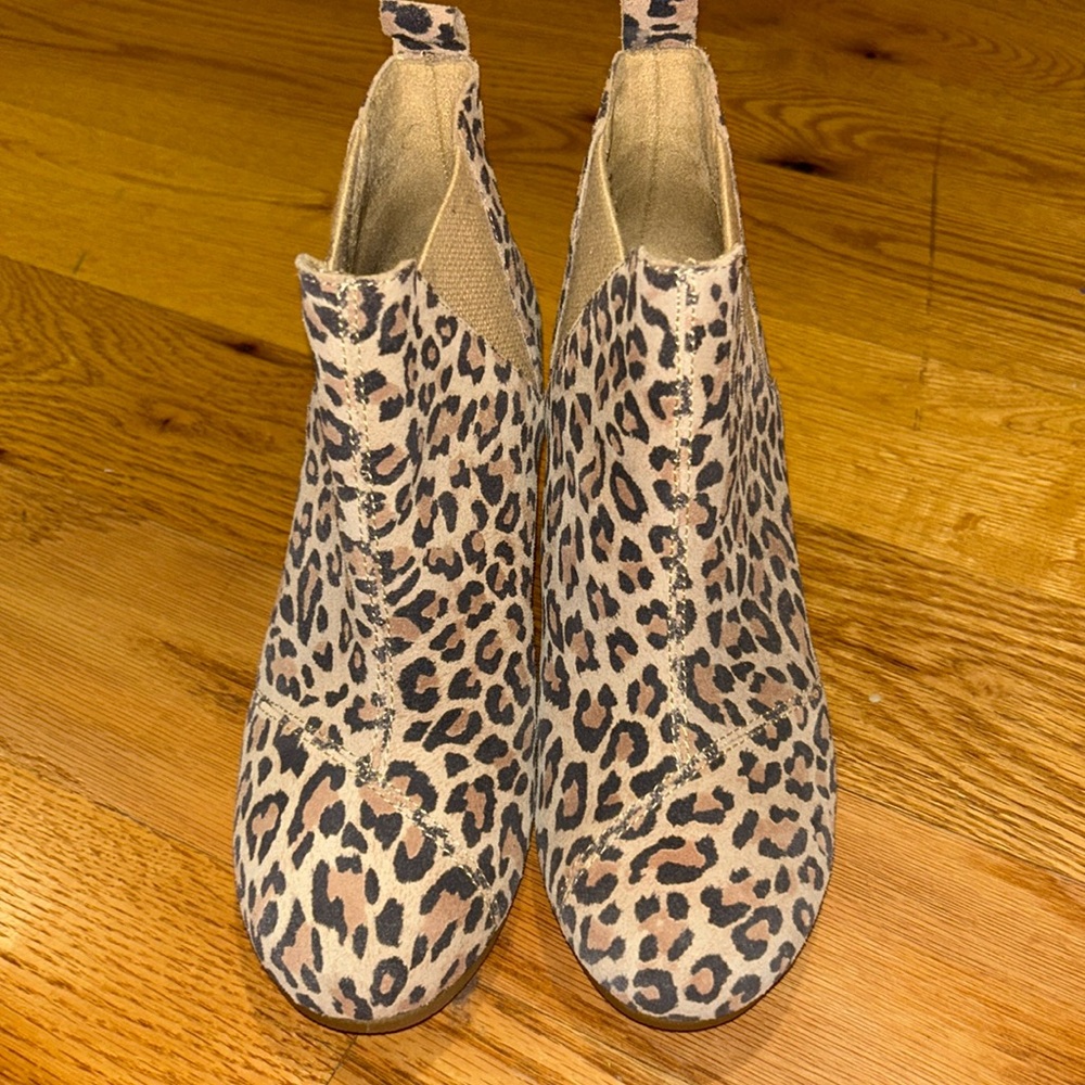 Like new - TOMS leopard print booties size W7